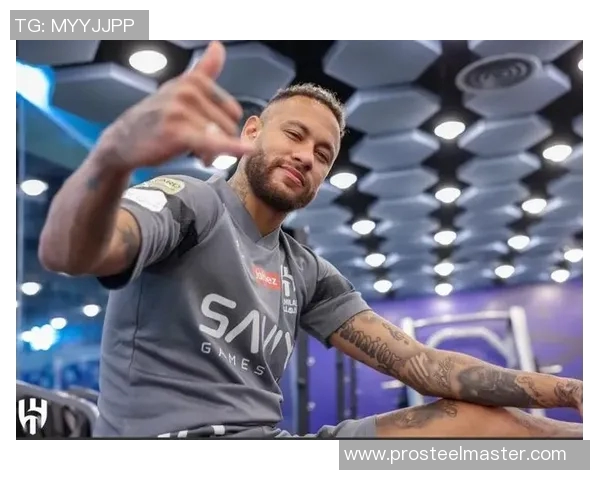 巴黎此举引发球迷强烈反应 社交媒体热议不断